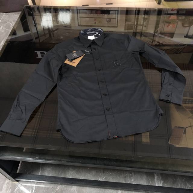 A classic-fit Italian worsted shirt in stretch cotton poplin fabric. It features