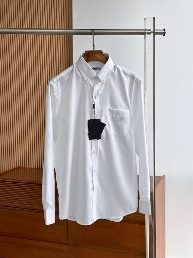 A must-have for fall and winter, the 2025 Fall/Winter Prada collection... A high