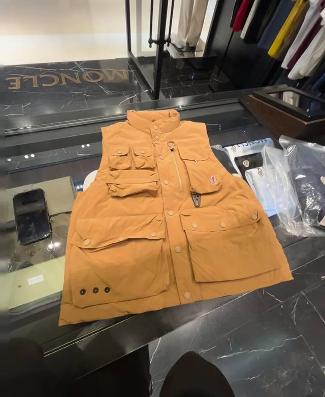 Moncler Grenoble Tongass high-end Black Label series down vest. Counter real sho