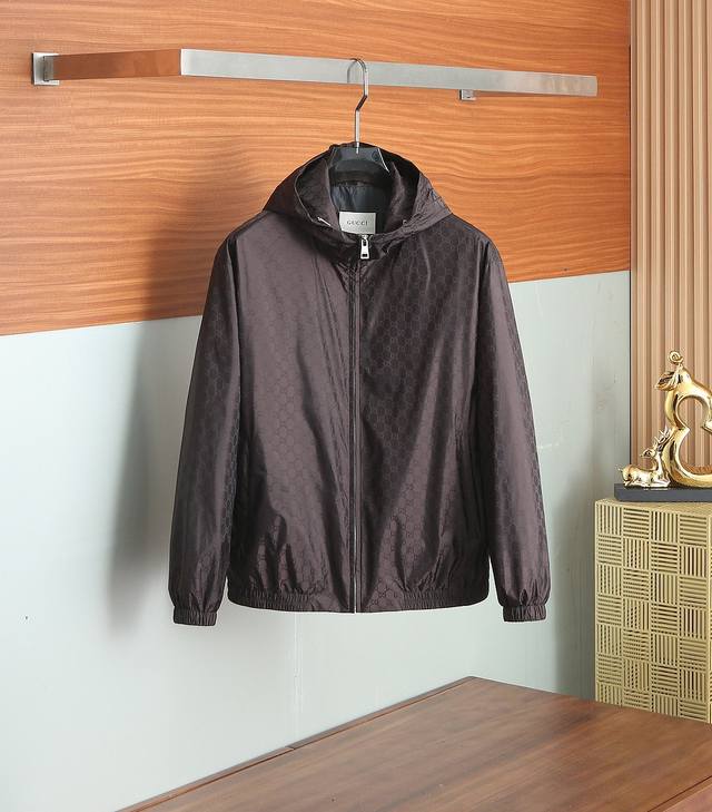 Gucci's 2025 Spring/Summer new hooded jacket features a logo print. This fall hi