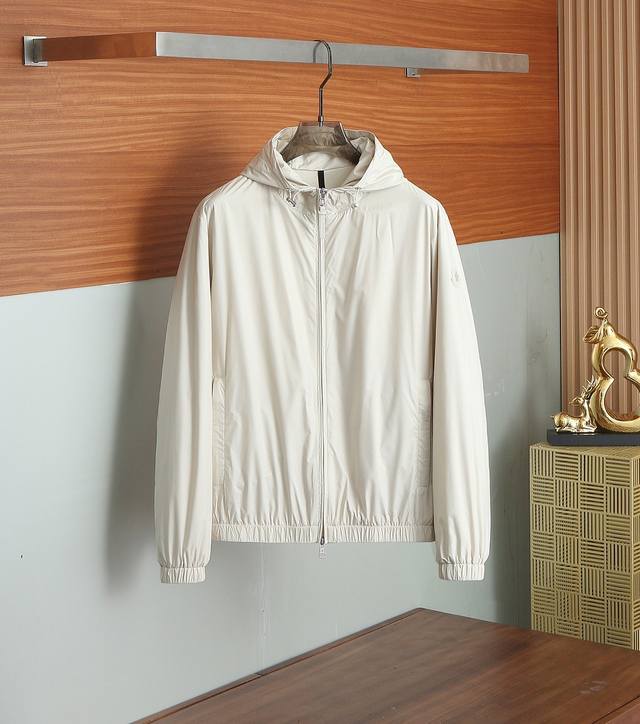 Moncler's 2025 Early Fall new release: a hooded jacket. This fall hit features a