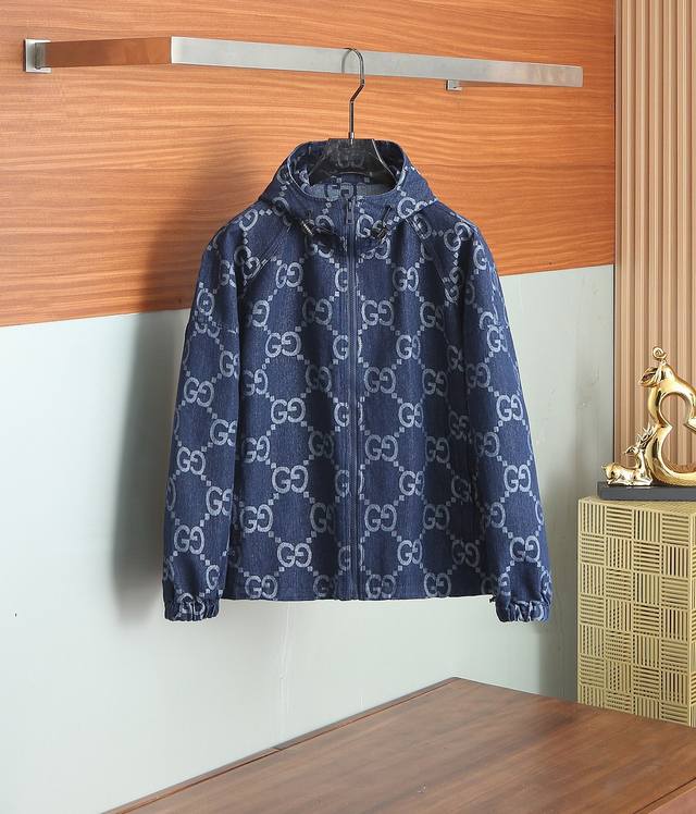 Gucci's 2025 Early Fall new release, this hooded jacket is a hot fall style. The