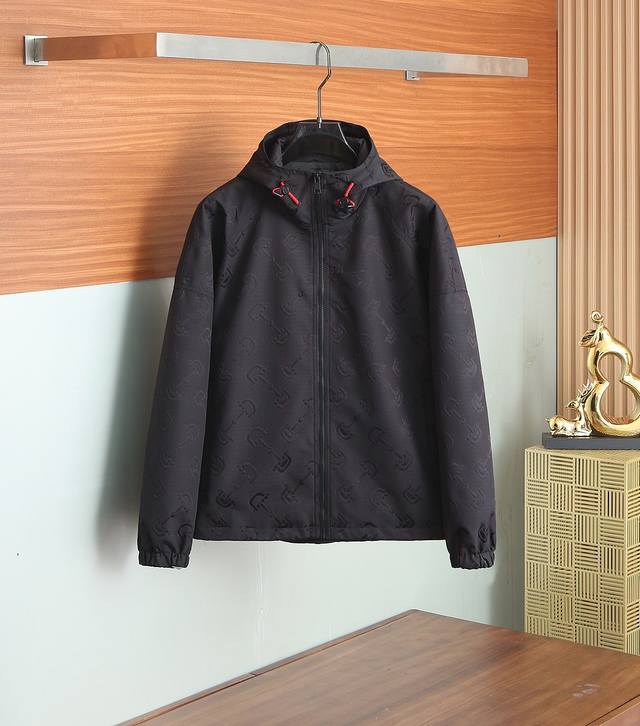 Gucci's 2025 Spring/Summer new hooded jacket features a logo print. This fall hi