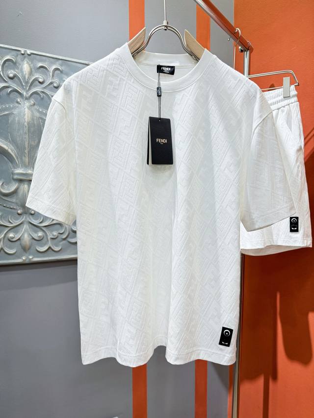 Set: Fendi's new 2025 casual suit, featuring refined details and a luxurious fe