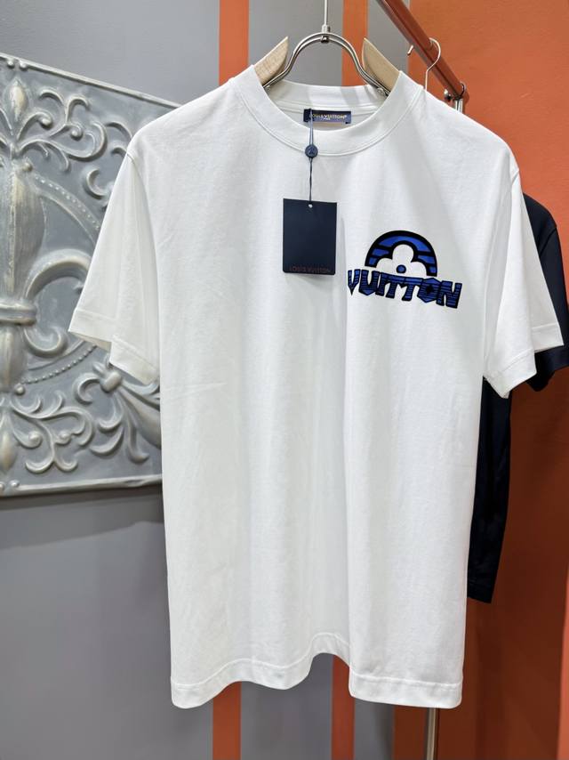 Lv Louis Vuitton's new Spring/Summer 2025 short-sleeved T-shirt! Fashionable and