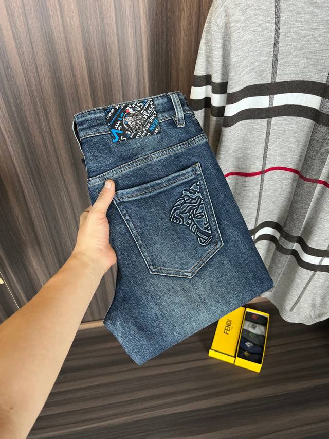 Versace's new arrivals! 2020 Fall/Winter hits! Available in-store! Premium jean