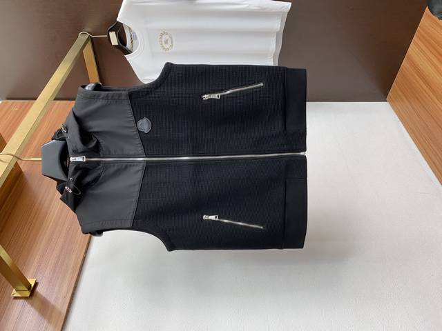 Moncler's high-end custom 24Fw autumn and winter new knitted vest is carefully d