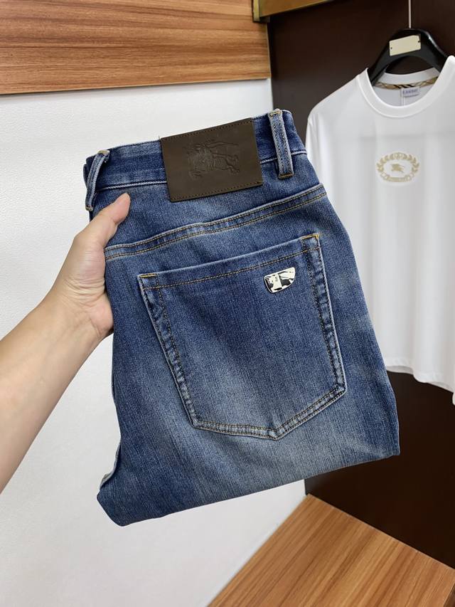 Burberry's new 2025 Spring/Summer casual jeans feature a clean, sharp cut and a
