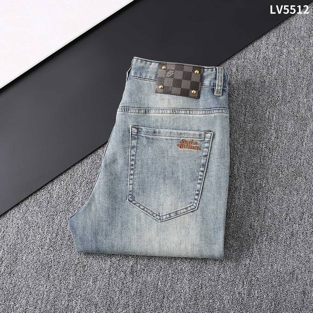 25 New spring and summer casual pants Style number: Lv5512 Size: 29 to 42 Easy t