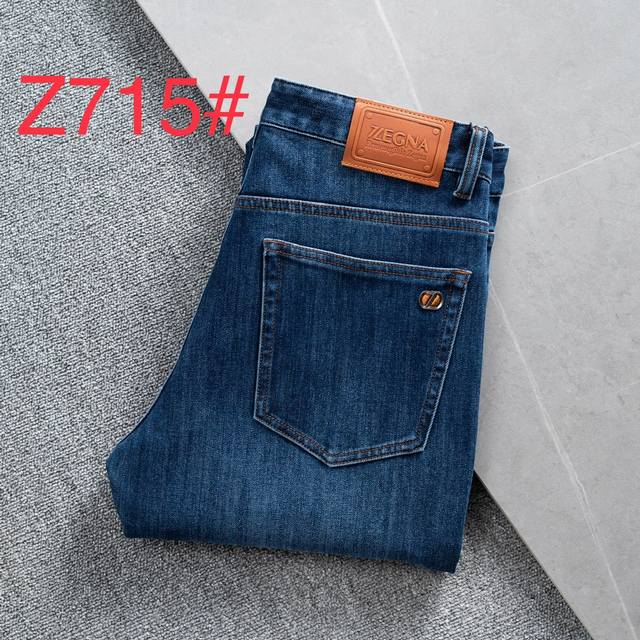 Four-way stretch Brand: Ermenegildo Zegna Autumn/Winter Straight Jeans Style: 7
