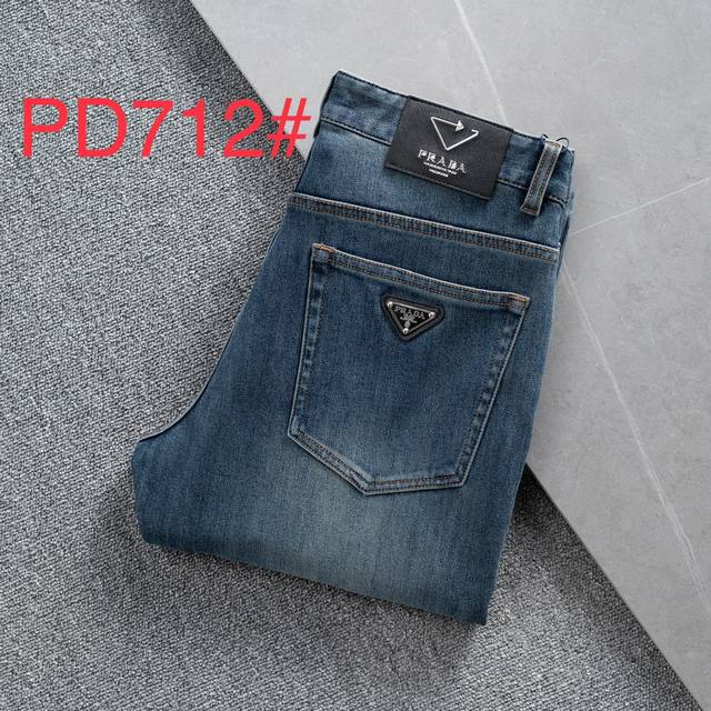 Four-way stretch Brand: Prada Autumn/Winter straight jeans Style: 712 Sizes: 29