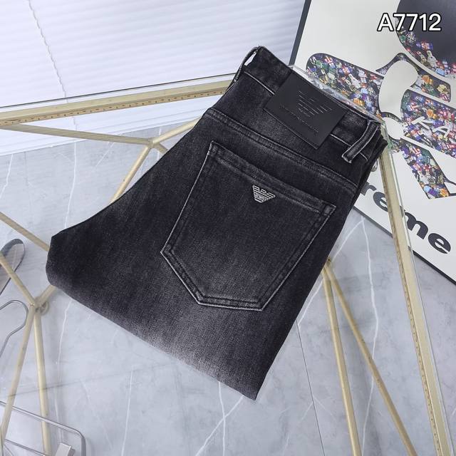 New autumn and winter jeans Style number: A7712 Size: 29 to 42 Easy to wear and