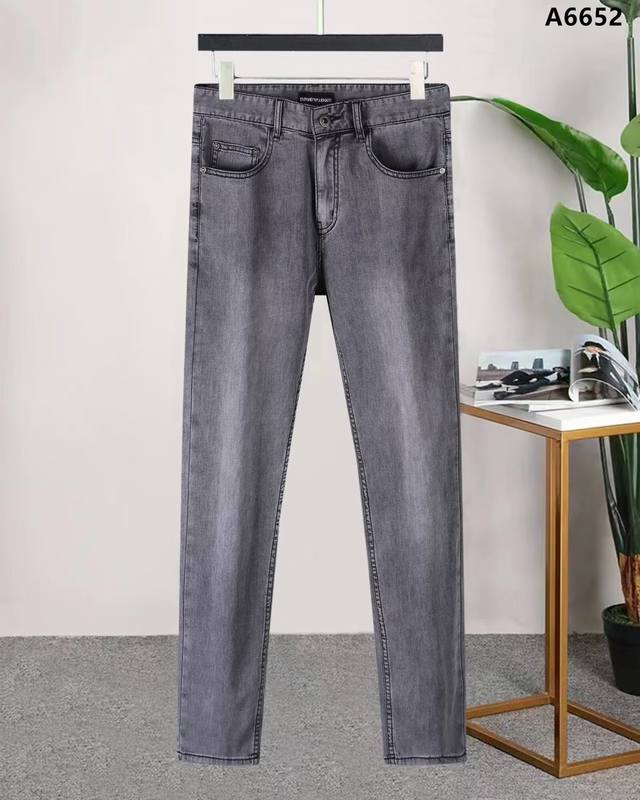 New Spring and Summer Jeans Style: A6652 Size: 29 to 42 Spring and summer jeans
