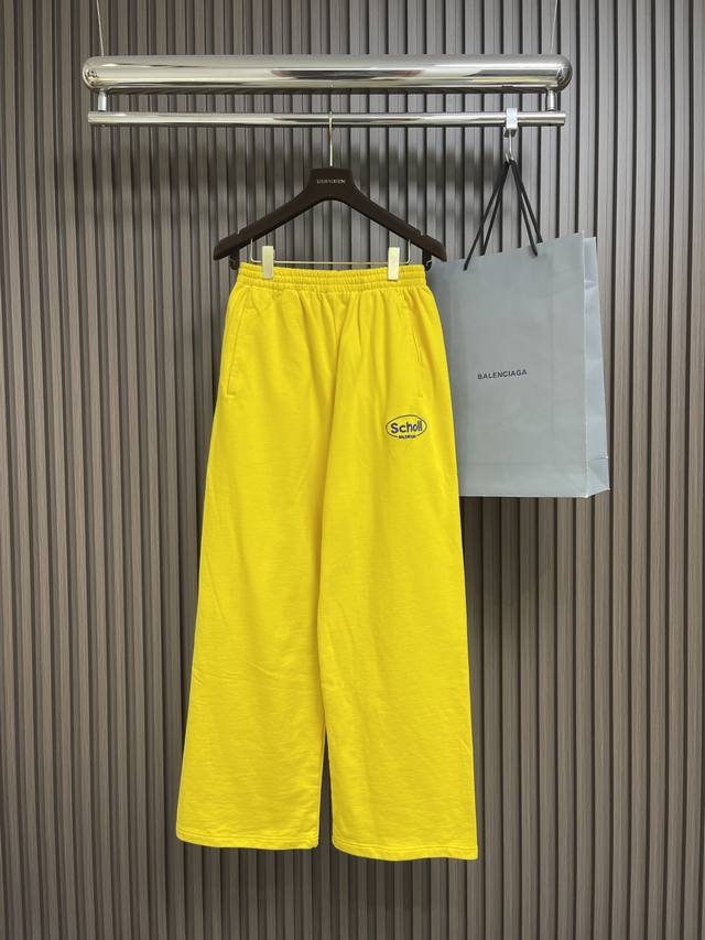 Balenciaga embroidered casual pants. Made of pure cotton, these pants are comfor