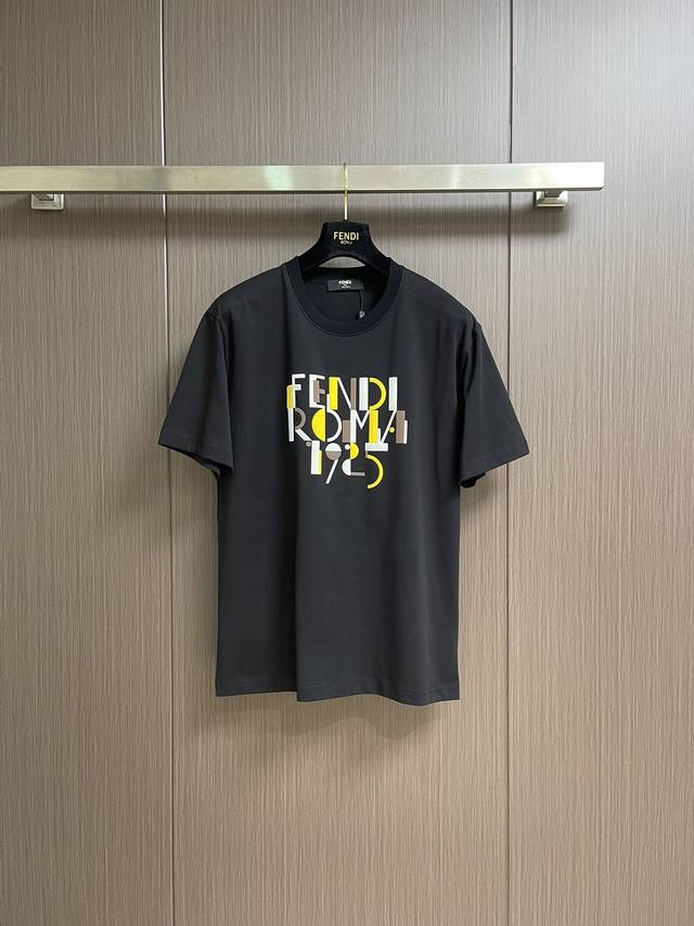 A complete set of Fendi Logo printed round neck short-sleeved T-shirt and shorts
