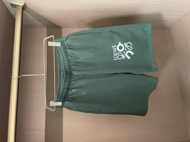 Loewe 2025 Summer Shorts! A classic hit, these versatile elastic waist shorts ar