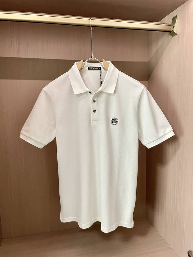 Versace's latest 2025Ss summer new official website lapel polo shirt, paired wit