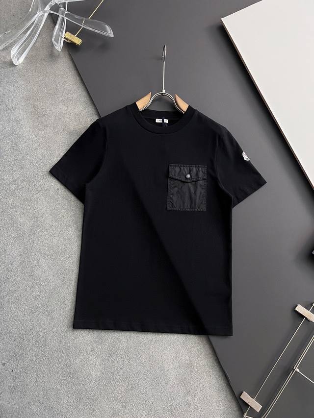 Mom25's new jacquard front pocket T-shirt is made of soft cotton jersey fabric.