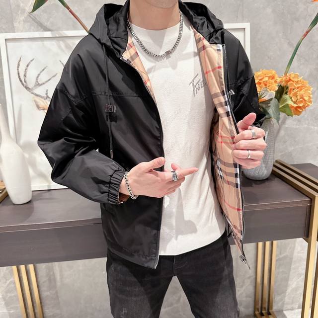 Burberry's new jacket, classic hooded design, reversible style, slim and fashio