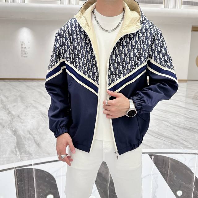 Dior's 2025Ss early fall collection features a Prada hooded jacket. This autumn