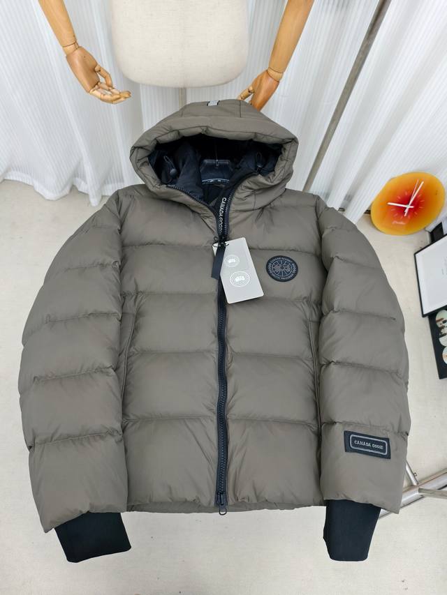 Ouyang Nana's second-generation high-end version Canada Goose Black Label down j