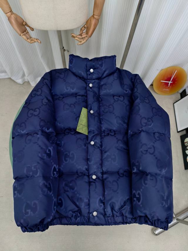 Gucci's latest autumn/winter dark jacquard down jacket! The outer fabric is made