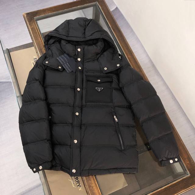 pra*Da Prada's latest high-quality down jacket for Fall/Winter 2025 is a high-en