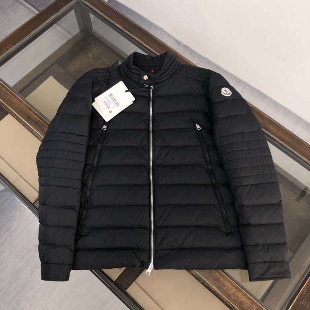Moncler down jacket with a simple stand-up collar, lightweight down jacket, does