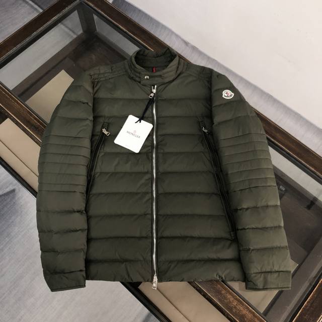 Moncler down jacket with a simple stand-up collar, lightweight down jacket, does