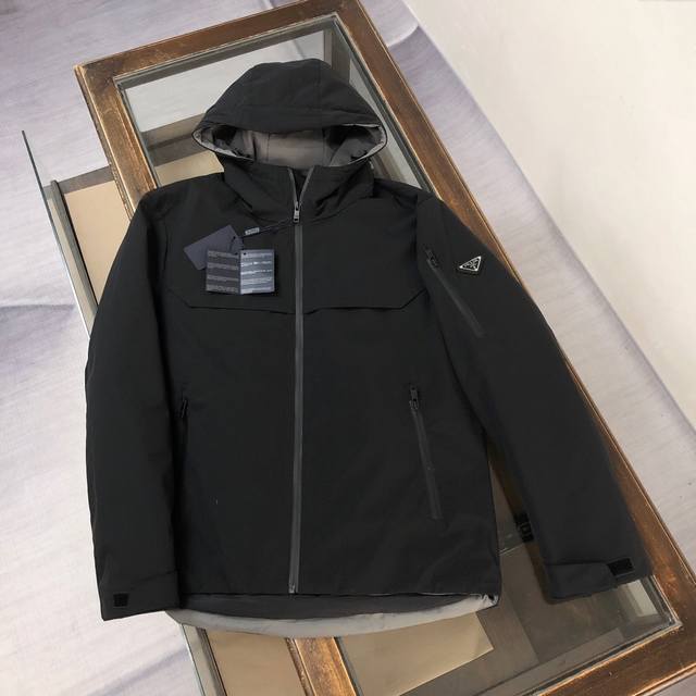 pra*Da Prada's latest high-quality hooded down jacket for Fall/Winter 2025! The