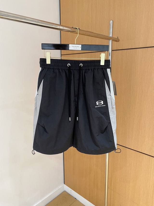 Balenciaga men's casual pants, made from premium fabrics, are the latest in a l