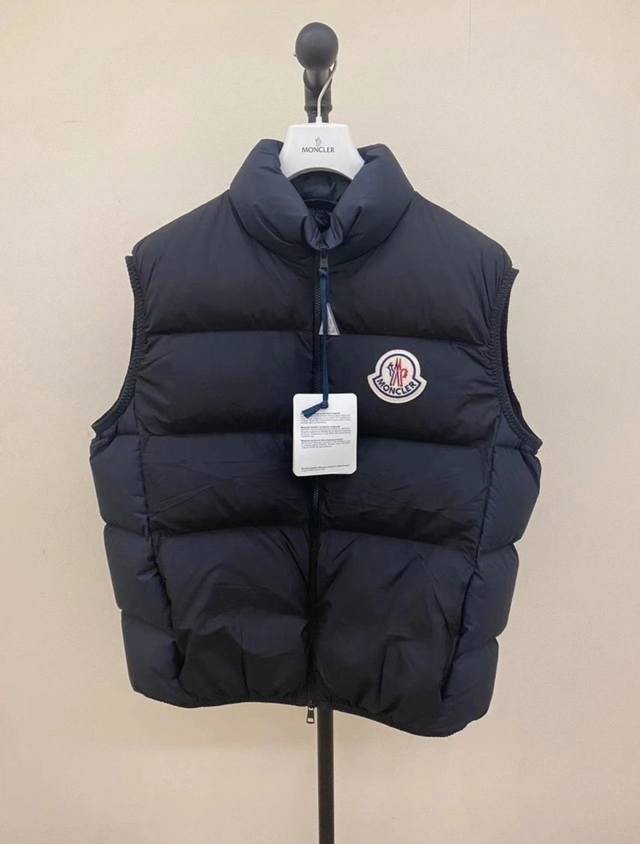 Moncler Almaz down vest. Ultra-light and soft matte fabric. Premium gooseneck do