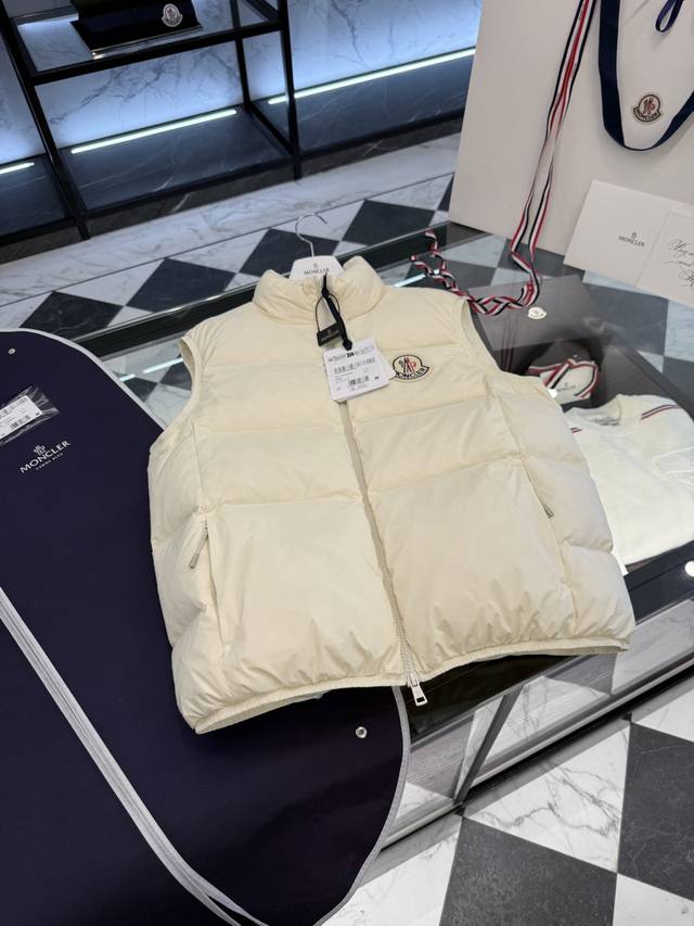 Moncler Almaz down vest. Ultra-light and soft matte fabric. Premium gooseneck do