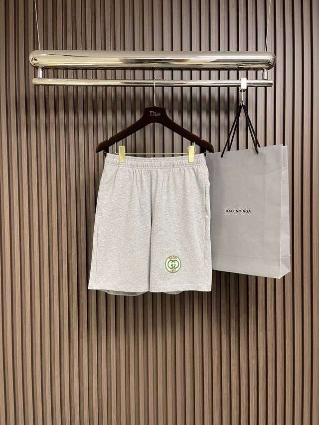These cotton shorts feature an embroidered Gucci logo patch. Made from a single
