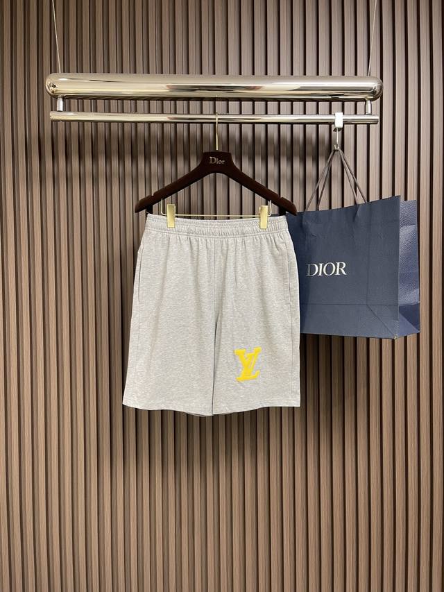 Lv 2025Ss new logo shorts. Made from 100% fleece, they're soft and comfortable.