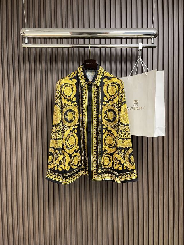 Versace 's court-inspired digitally printed long-sleeved shirt features custom