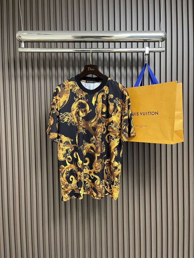 Top and Shorts Versace Barocco short-sleeved T-shirt and shorts set featuring t