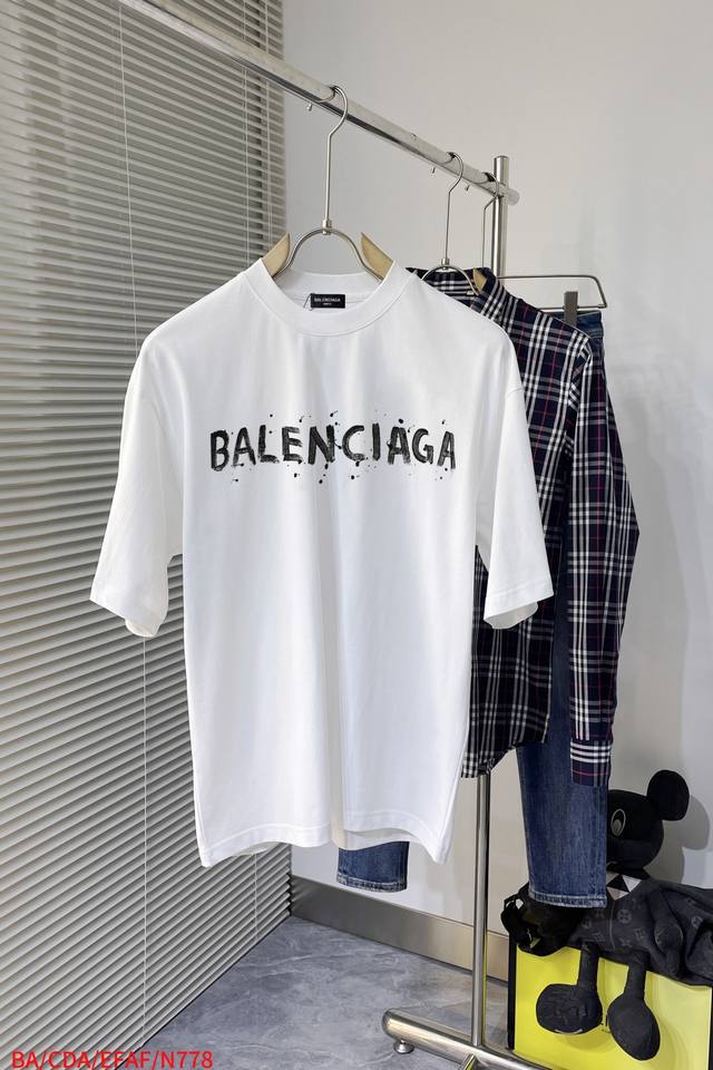 N778 Ba Balenciaga's new double-layer, heavily-printed, monogrammed short-sleeve
