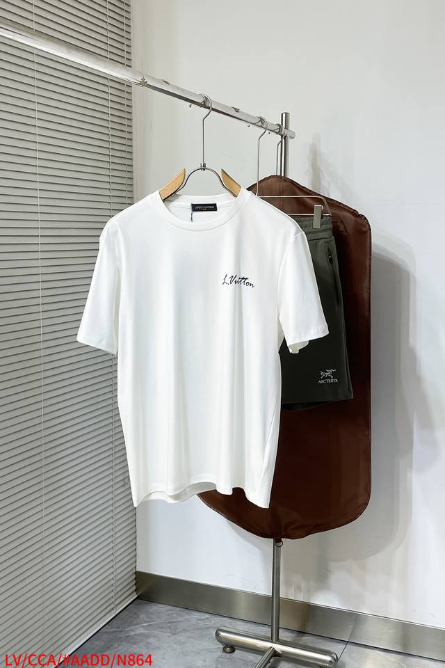 N864 Lv 2025Ss printed logo and laminated lettering short-sleeved T-shirt. Made