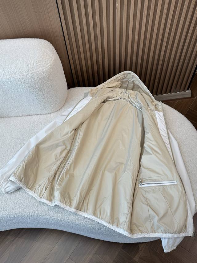 The inner display and lining are made of environmentally friendly polyester fib