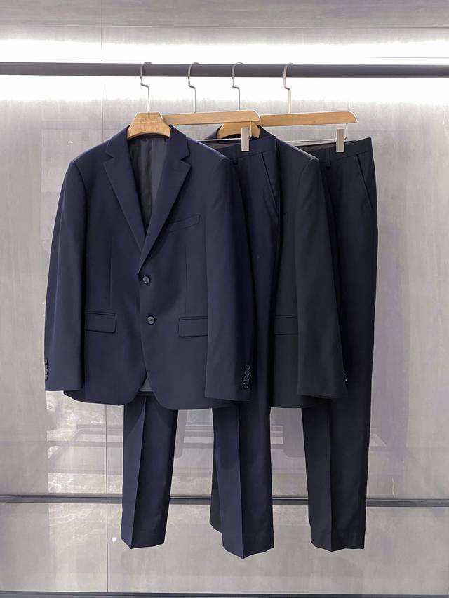 New Arrival: Ermenegildo Zegna Men's Wool Suit. Produced by a high-end foreign