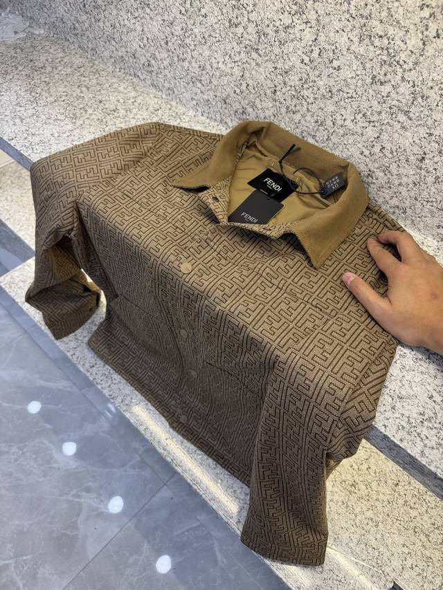 Find Fendi 25 official website recommends a new men's jacket with a stylish, cas