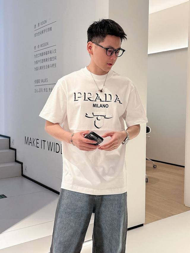 Prada's latest short-sleeved T-shirt for early spring 2025, made of custom-made