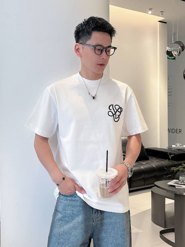 Loewe's latest short-sleeved T-shirt for early spring 2025, made of custom-made