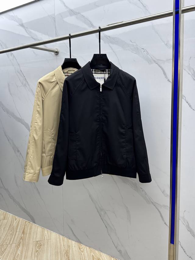 Burberry's latest high-collar, large-print design for the 2025 FW Early Fall sea