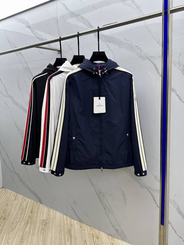 Moncler's 2025Ss Early Fall hooded jacket features a smooth, delicate fabric wit