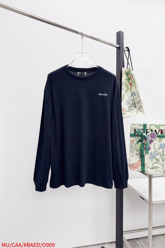 O909 Mu Miumiu small embroidered crew neck base shirt in navy blue. Fabric: 26s