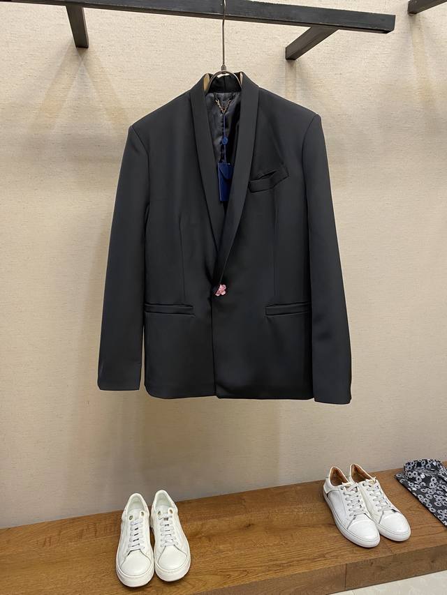 LV25Ss Pink Flower Button Blazer . This autumn/winter blockbuster design took t