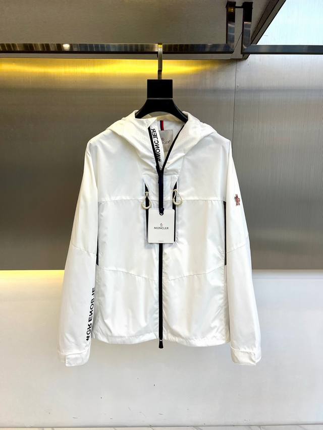 Mon, a new hooded jacket for Spring/Summer 2025. Made from imported eco-friendly