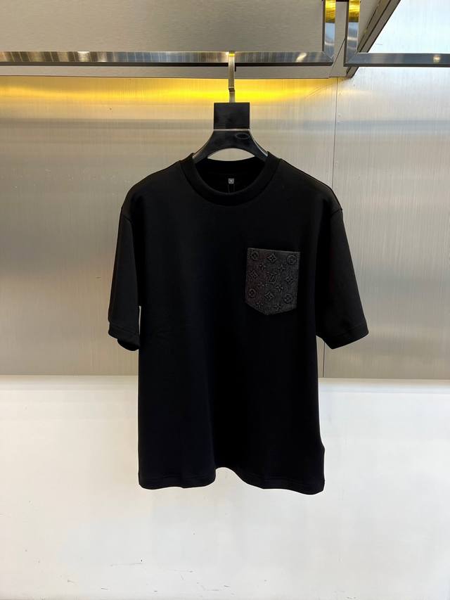 LV Vuitton's high-quality, classic monogram pocket mid-sleeve T-shirt. This shor
